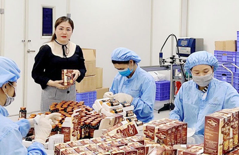Doanh nhân Phạm Mỹ Hạnh kiểm tra sản phẩm tại nhà máy sản xuất của Công ty MHG, tháng 3-2021.