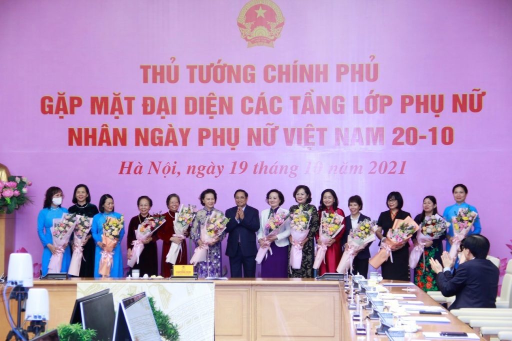 Thủ tướng Phạm Minh Chính tặng hoa chúc mừng các đại biểu phụ nữ tiêu biểu