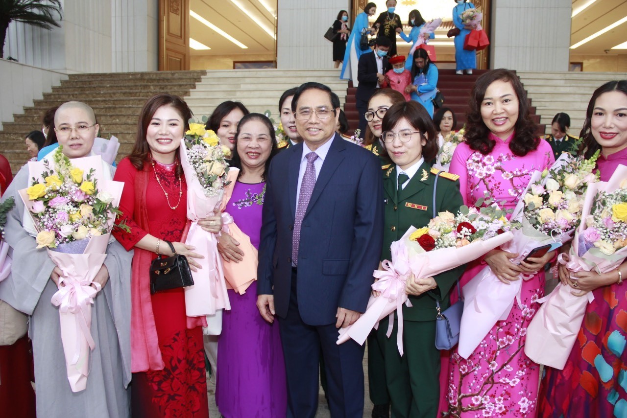 Thủ tướng Phạm Minh Chính chụp ảnh lưu niệm với các đại biểu phụ nữ tiêu biểu.