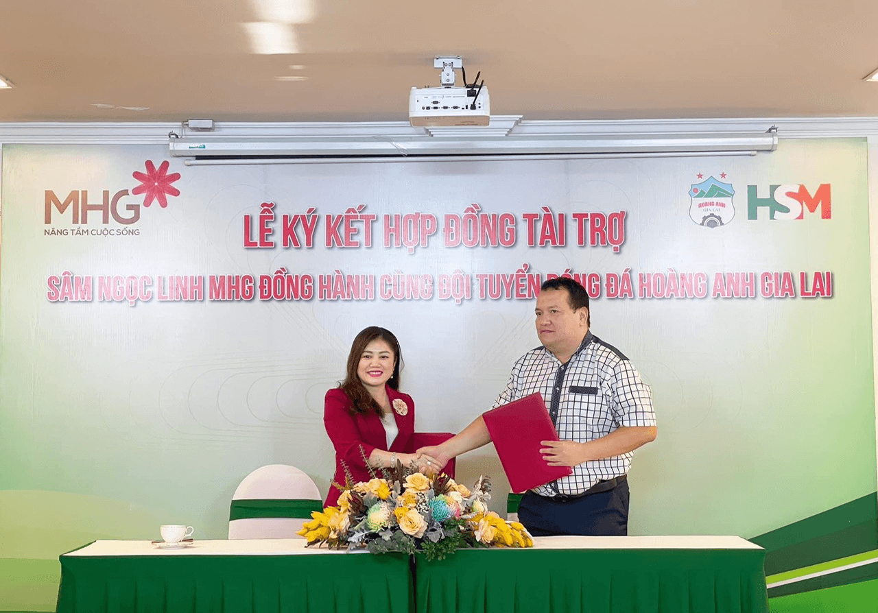 Bà Phạm Mỹ Hạnh – Chủ tịch Công ty CP Sâm Ngọc Linh MHG Việt Nam và Ông Nguyễn Tất Thắng- Giám đốc điều hành Công ty CP Tiếp thị thể thao Hoàng Anh Gia Lai( HSM)